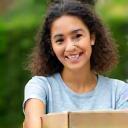 Jovem segurando embalagem reciclável e sorriso.