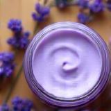 Balm hidratante roxo de lavanda Essência Carioca em pote aberto.