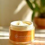 Pote de creme corporal de cupuaçu Essência Carioca, em ambiente iluminado.