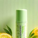 Desodorante vegano roll-on Essência Carioca, cor verde claro.