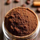 Esfoliante corporal de café Essência Carioca em pote transparente.