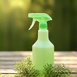 Spray refrescante de citronela Essência Carioca sobre mesa de madeira.